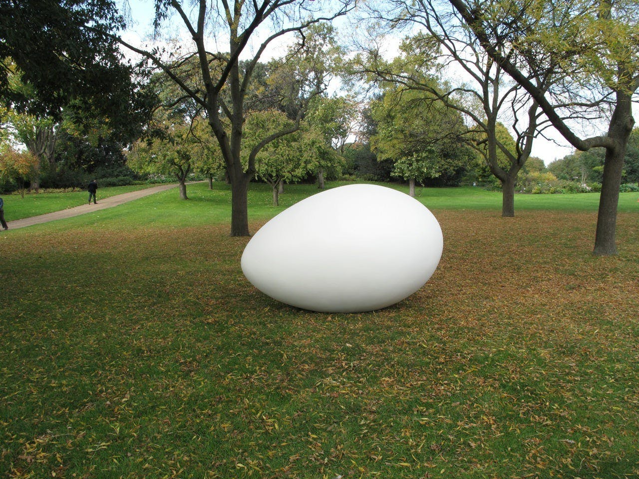 Oeuvre by Gavin Turk, 2010. [A large egg sculpture sits on a field in what looks like a public park.]